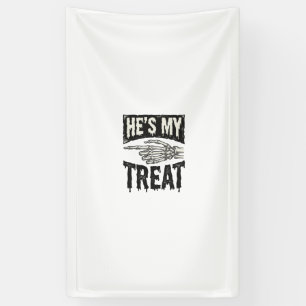 Er ist mein Leckerli-Skelett-Hand-Halloween-Shirt- Banner