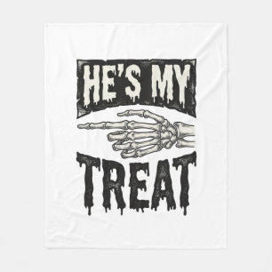 Er ist mein Leckerli-Skelett-Hand-Halloween-Shirt- Fleecedecke
