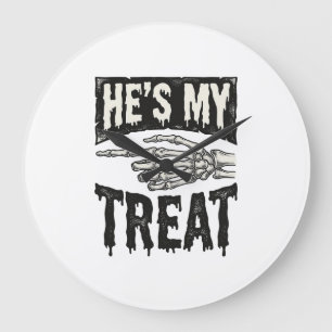 Er ist mein Leckerli-Skelett-Hand-Halloween-Shirt- Große Wanduhr