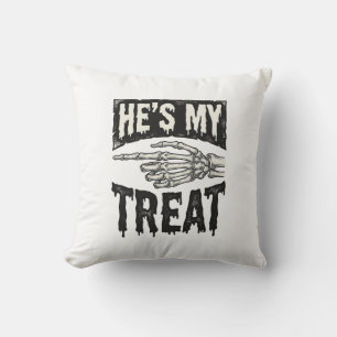 Er ist mein Leckerli-Skelett-Hand-Halloween-Shirt- Kissen
