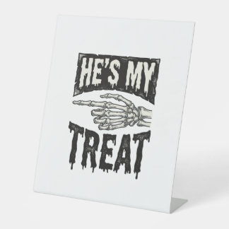 Er ist mein Leckerli-Skelett-Hand-Halloween-Shirt- Sockelschild
