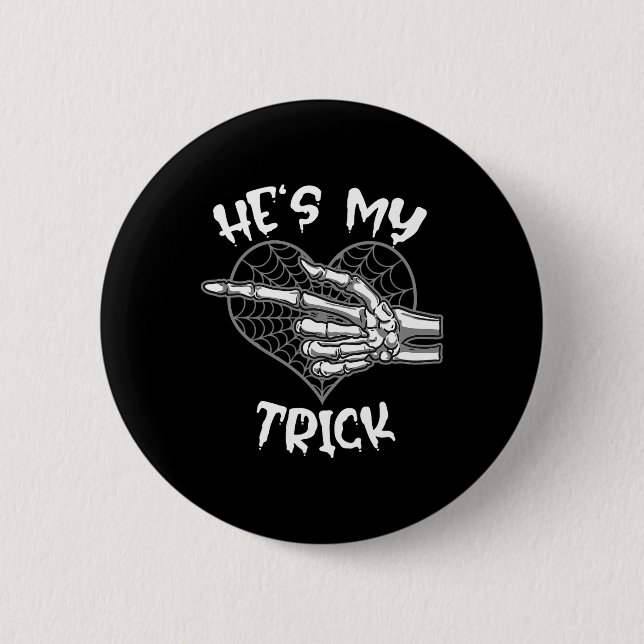 Er ist mein Trick Fun Halloween Matching Couple Gi Button (Vorderseite)
