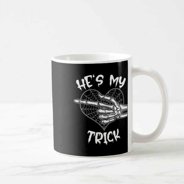 Er ist mein Trick Fun Halloween Matching Couple Gi Kaffeetasse (Rechts)