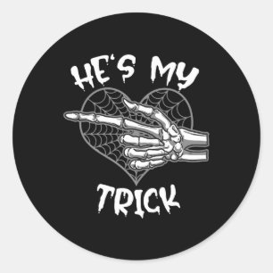 Er ist mein Trick Fun Halloween Matching Couple Gi Runder Aufkleber
