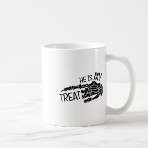 Er ist meine Leckerei Skeleton Hand Halloween Funn Kaffeetasse
