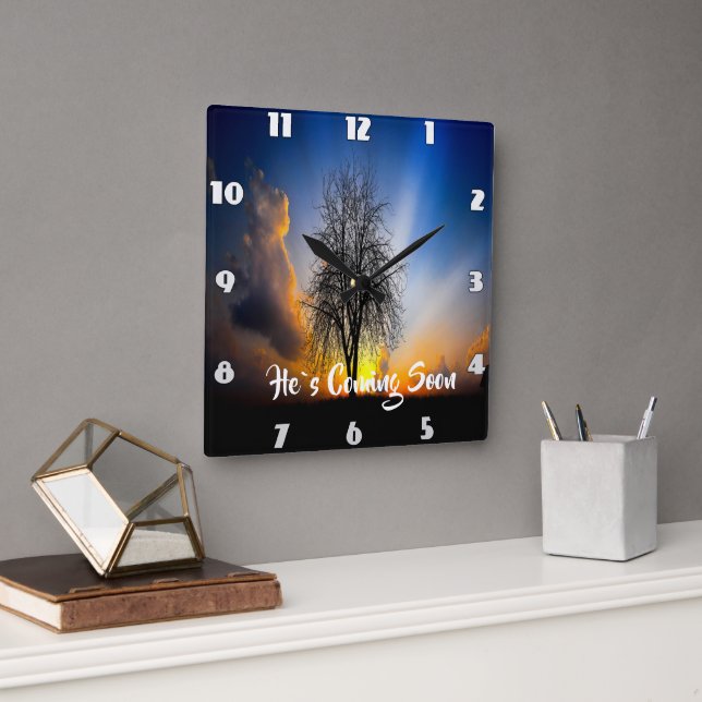 ER KOMMT BALD. QUADRATISCHE WANDUHR (Büro)