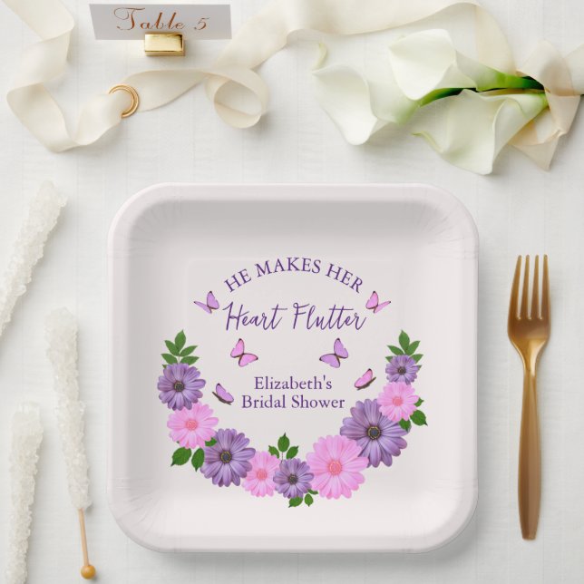 Er macht ihr Herz-Flattern-Brautparty Pappteller (Hochzeit)