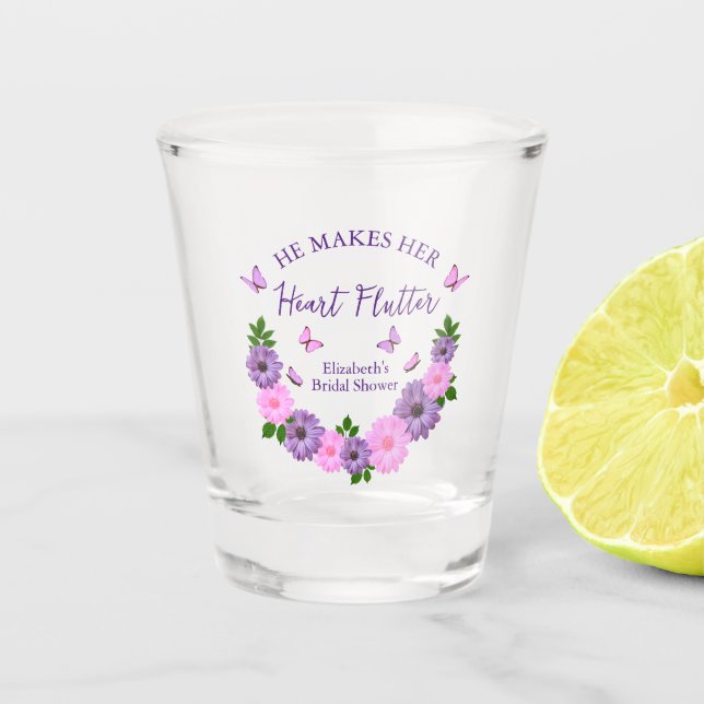 Er macht ihr Herz-Flattern-Brautparty Schnapsglas (Vorderseite)