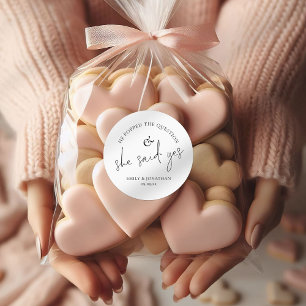 Er machte ihr einen Antrag Sie sagte Ja Runder Aufkleber