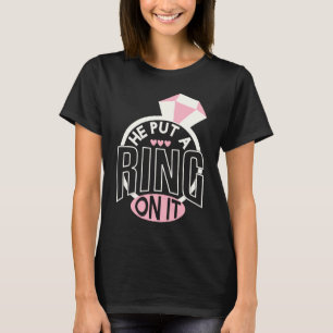 Er schrieb Verlobte in der Verlobung an T-Shirt