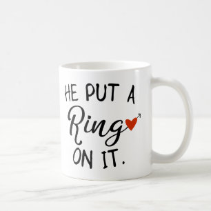 Er setzte einen Ring auf ihn Kaffeetasse