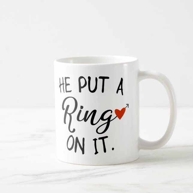 Er setzte einen Ring auf ihn Kaffeetasse (Rechts)