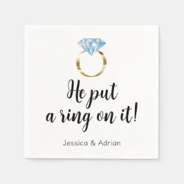 Er setzte sich für die Diamantring-Engagement-Part Serviette