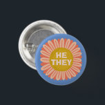 ER / SIE Pronouns Sonnenblume Daisy Pride Button<br><div class="desc">Dekorieren Sie Ihr Outfit mit diesem coolen Kunstknopf. Macht ein großartiges Geschenk! Sie können ihn anpassen und auch Text hinzufügen. Karo in meinem Shop für viel mehr Farben und Muster! Lass mir Bescheid,  wenn du auch etwas Gewohntes willst.</div>