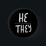 ER/SIE Pronouns Stolz handschriftlich Minimal Button<br><div class="desc">Dekorieren Sie Ihr Outfit mit diesem coolen Kunstknopf. Macht ein großartiges Geschenk! Sie können ihn anpassen und auch Text hinzufügen. Karo in meinem Shop für viel mehr Farben und Muster! Lass mir Bescheid,  wenn du auch etwas Gewohntes willst.</div>