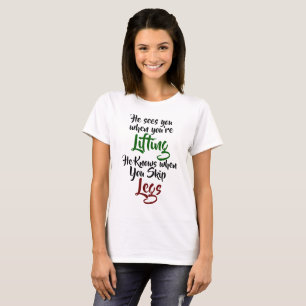 Er sieht Sie, wenn Sie anheben T-Shirt