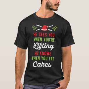 Er sieht Sie, wenn Sie anhebend er wissen wenn Sie T-Shirt