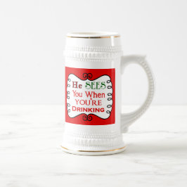 Er sieht Sie, wenn Sie Weihnachten Stein trinken Bierglas
