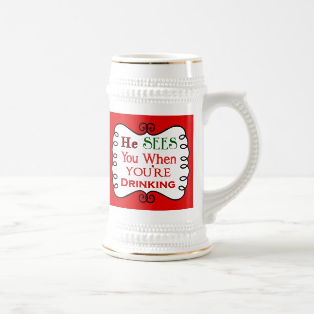 Er sieht Sie, wenn Sie Weihnachten Stein trinken Bierglas (Rechts)