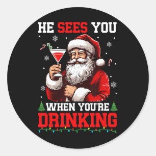 Er sieht, wenn Sie Weihnachtsgetränke trinken. Runder Aufkleber