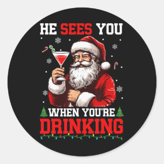 Er sieht, wenn Sie Weihnachtsgetränke trinken. Runder Aufkleber