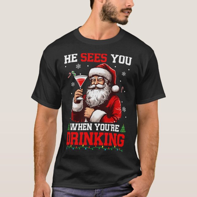 Er sieht, wenn Sie Weihnachtsgetränke trinken. T-Shirt (Vorderseite)