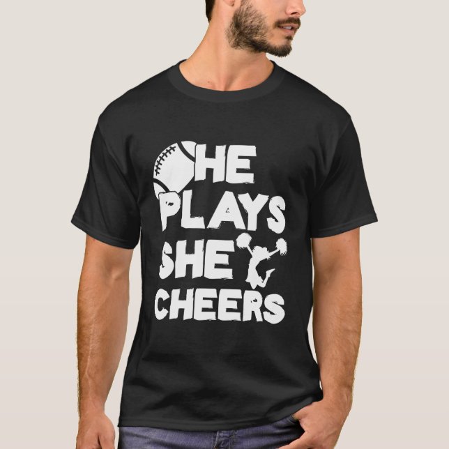 Er spielt sie Cheerleader Football Son Daugh T-Shirt (Vorderseite)
