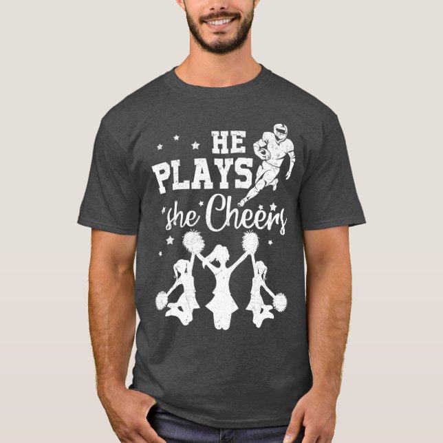 Er spielt sie Cheerleader Fußball Son T-Shirt (Vorderseite)