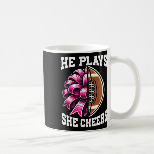Er spielt, sie feuert an, Football Cheer Mom Cheer Kaffeetasse