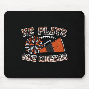 Er spielt, sie jubelt laut stolz Fußball und Cheer Mousepad