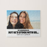 Er steckt fest - Funny Bridesmaid Vorschlag Foto<br><div class="desc">Zwei Freunde Foto lustige Brautjungfrau oder Trauzeugin Vorschlag Puzzles "ER heiraten mich,  ABER er ist STUCK MIT UNS...  Wirst du meine Brautjungfrau sein?"</div>
