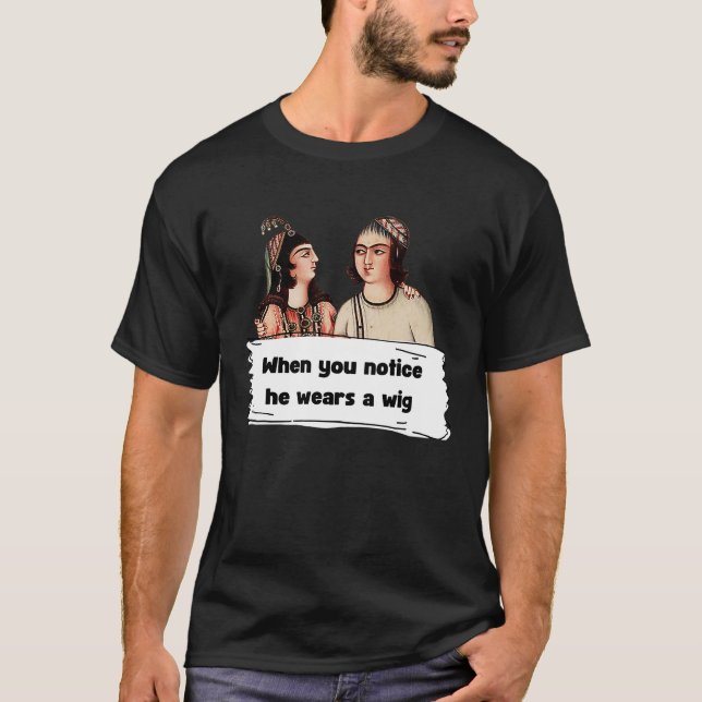 Er trägt eine Perücke T-Shirt (Vorderseite)