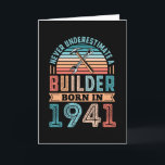 Erbauer geboren 1941 80. Geburtstagsgeschenk-Gebäu Karte<br><div class="desc">Unterschätzen Sie niemals einen im Jahr 1941 geborenen Bauer. Ideal 80. Geburtstagsgeschenk für einen 80 Jahre alten Bauarbeiter,  Tischler,  Tischler,  Tischler,  Gipser & Dachdecker aus Gebäude. Für Männer,  Frauen,  dein Vater am Vatertag.</div>