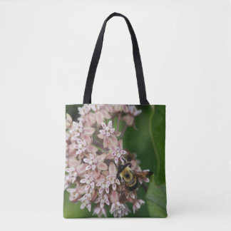 Erblassen Sie - rosa Blumenblätter mit Biene Tasche