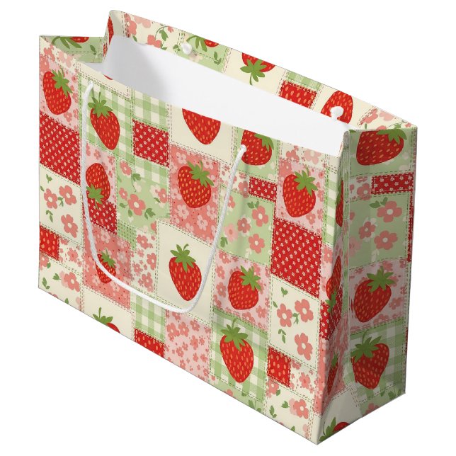 Erdbeer-Patchwork-Picknick (4) Große Geschenktüte (Vorderseite Schrägansicht)