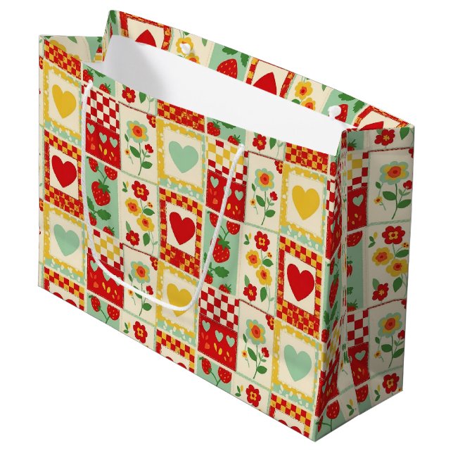 Erdbeer-Patchwork-Picknick Große Geschenktüte (Vorderseite Schrägansicht)