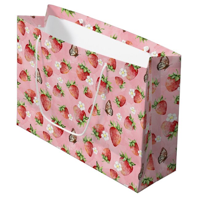 Erdbeere mit Schmetterling Große Geschenktüte (Vorderseite Schrägansicht)