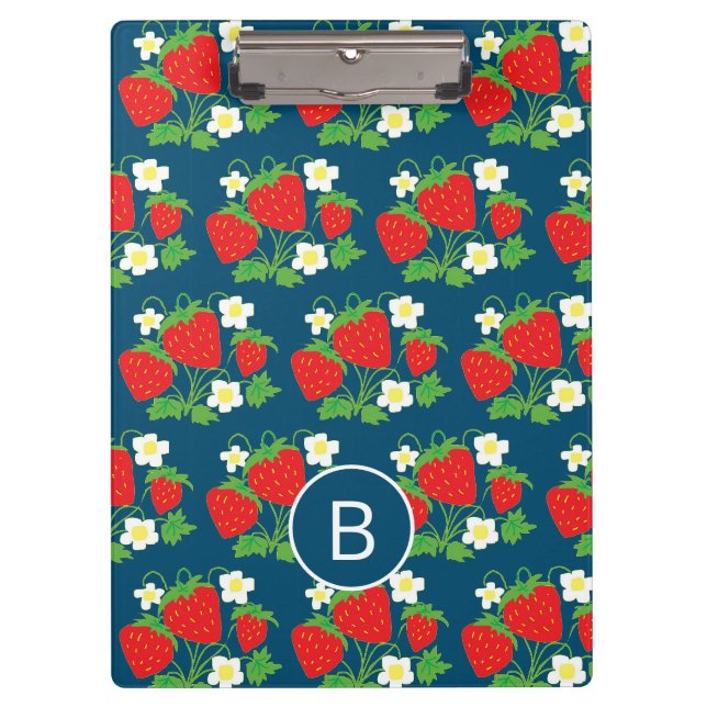 Erdbeere und Blumen Blaues Muster Monogramm Klemmbrett (Vorderseite)