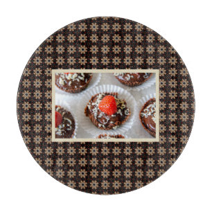Erdbeere und dunkle Schokolade Mousse Dessert Schneidebrett