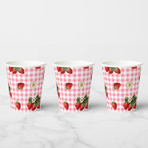 Erdbeere und niedliche Gingham-Becher