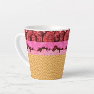 Erdbeereis mit Waffelhörnchen, Dessert Milchtasse