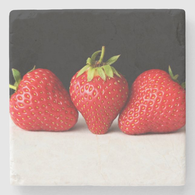 Erdbeeren an der schwarzen über weißen Küste Steinuntersetzer (Vorderseite)