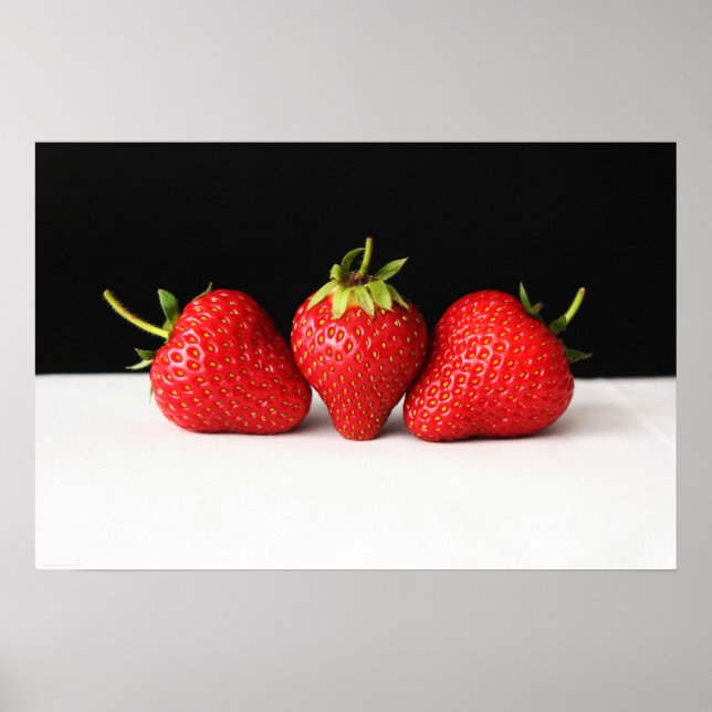 Erdbeeren auf schwarz über weiß poster (Vorne)