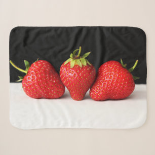 Erdbeeren auf schwarz über weiß sherpadecke