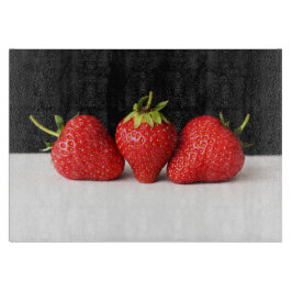 Erdbeeren auf schwarz-weiß cbcna schneidebrett
