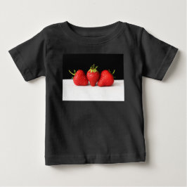 Erdbeeren auf schwarz-weiß eiskalt baby t-shirt