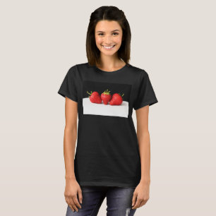 Erdbeeren auf schwarz-weiß T-Shirt