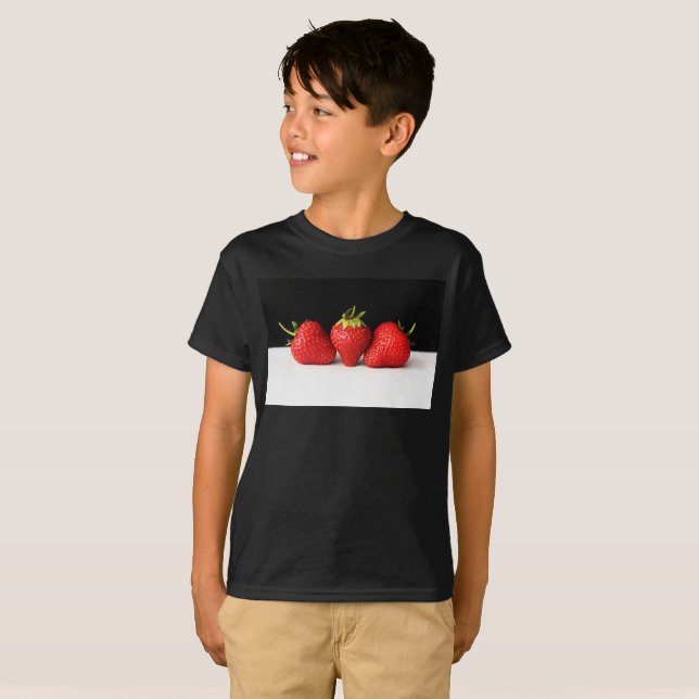 Erdbeeren auf schwarz-weißer Bccna T-Shirt (Vorne ganz)