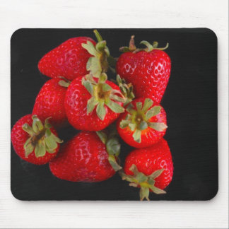 Erdbeeren auf schwarzem Mousepad