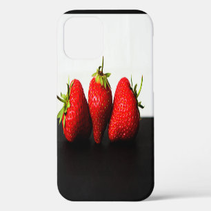 Erdbeeren auf Weiß über Schwarz iPhone 12 Hülle